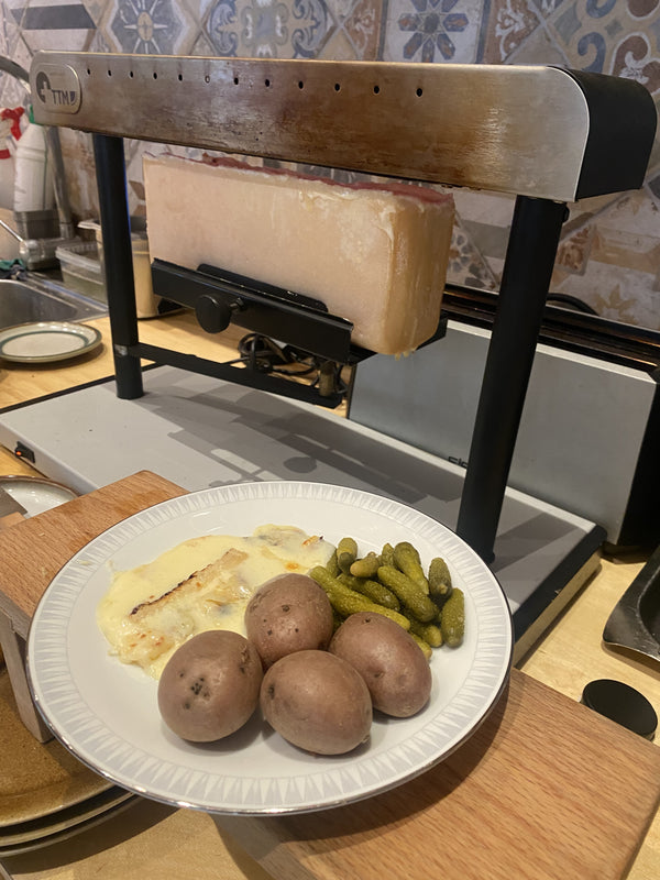 Swiss wine & raclette extravaganza at TILDA og KARL. Please come as it fits you from 18:00 to 21:00, experience the best Swiss wine their famous cheese and enjoy a cosy time on the 26th of February